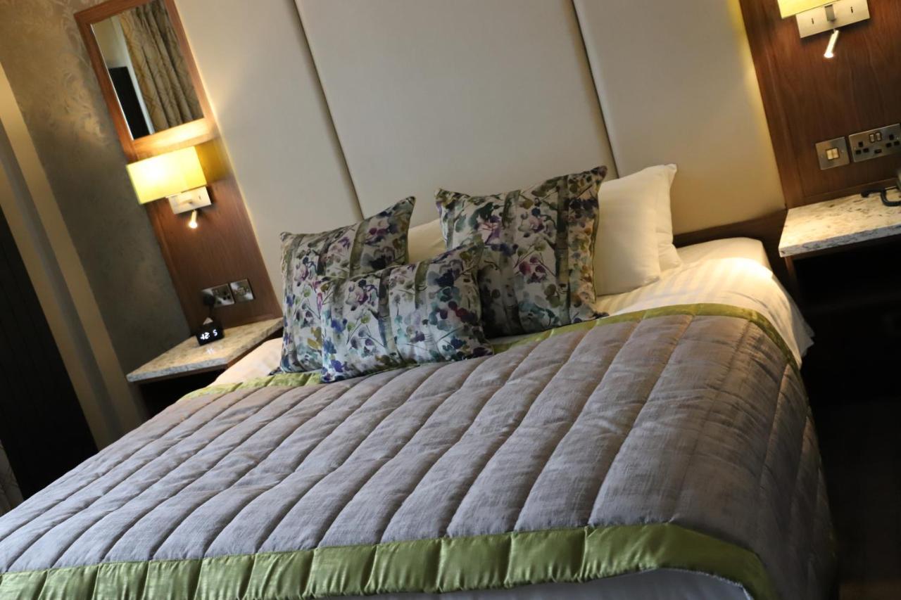 The Valley Hotel & Carriage Gardens Fivemiletown ภายนอก รูปภาพ