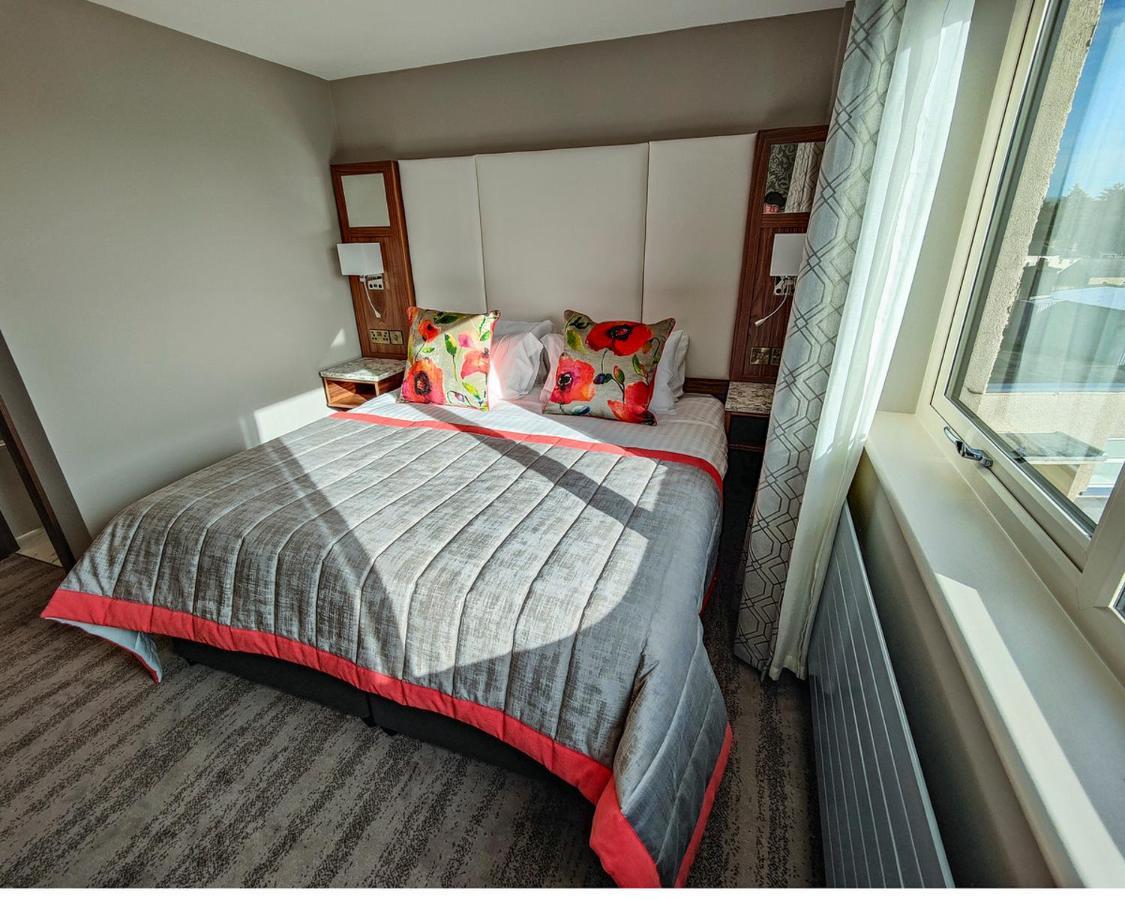 The Valley Hotel & Carriage Gardens Fivemiletown ภายนอก รูปภาพ