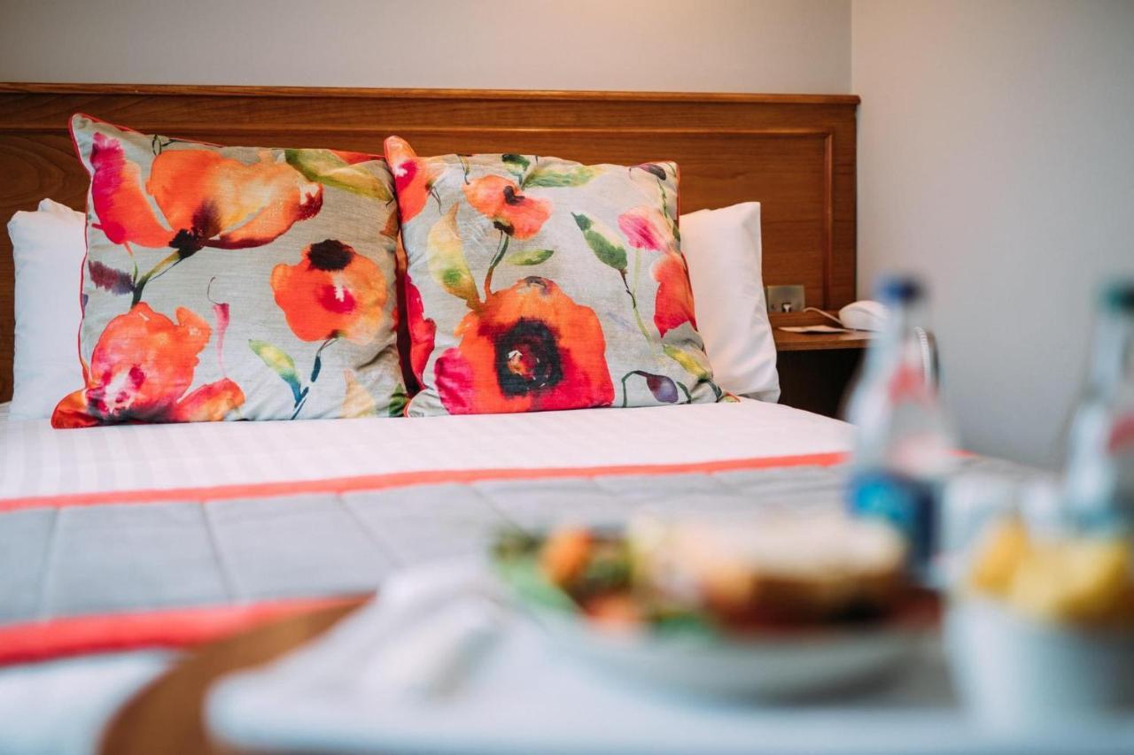 The Valley Hotel & Carriage Gardens Fivemiletown ภายนอก รูปภาพ