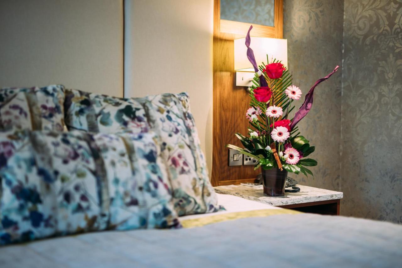 The Valley Hotel & Carriage Gardens Fivemiletown ภายนอก รูปภาพ