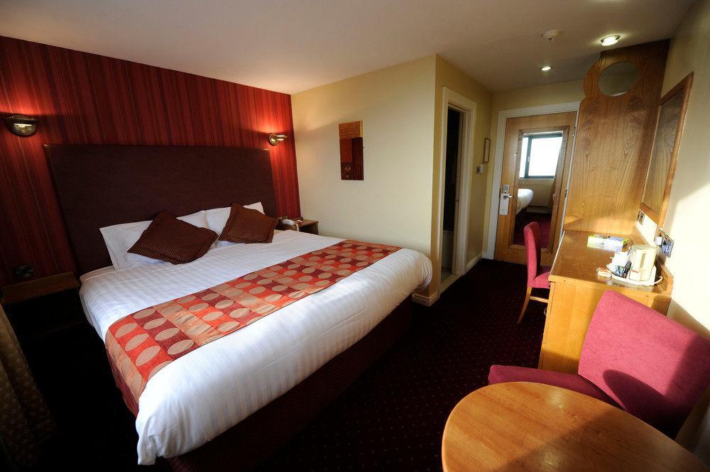The Valley Hotel & Carriage Gardens Fivemiletown ภายนอก รูปภาพ