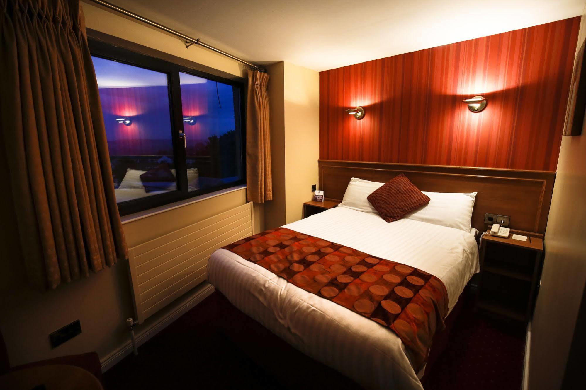 The Valley Hotel & Carriage Gardens Fivemiletown ภายนอก รูปภาพ